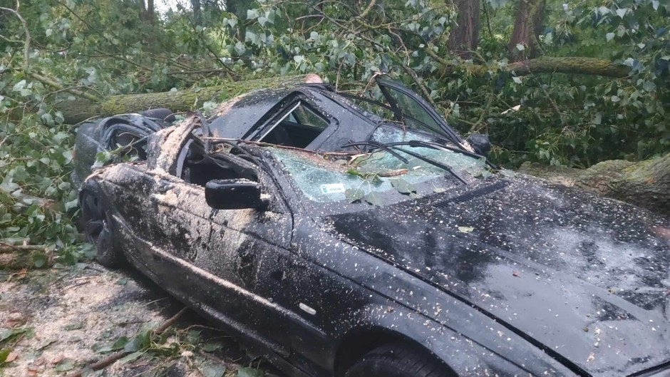 BMW uszkodzone w trakcie nawałnicy