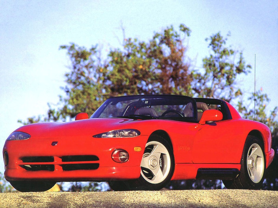 Dodge Viper RT/10 miał pod maską silnik V10, pierwotnie zaprojektowany do ciężarówki, ale "dłubnięty" przez speców z Lamborghini. Corvette wypadała przy nim blado. 