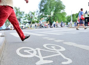 Pieszy pierwszy na przejściu – także przed hulajnogą i rowerem!