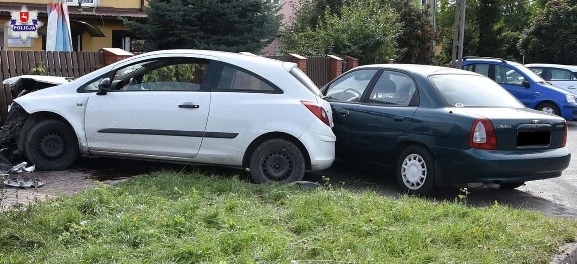 Kierowca Opla, chcąc uniknąć potrącenia rowerzystki, uderzył w ogrodzenie
