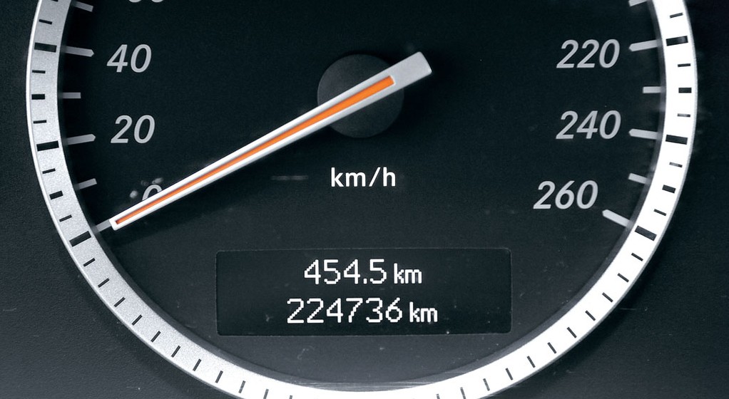 Oszustwa sprzedawców aut. Czy nadal kręcą liczniki?