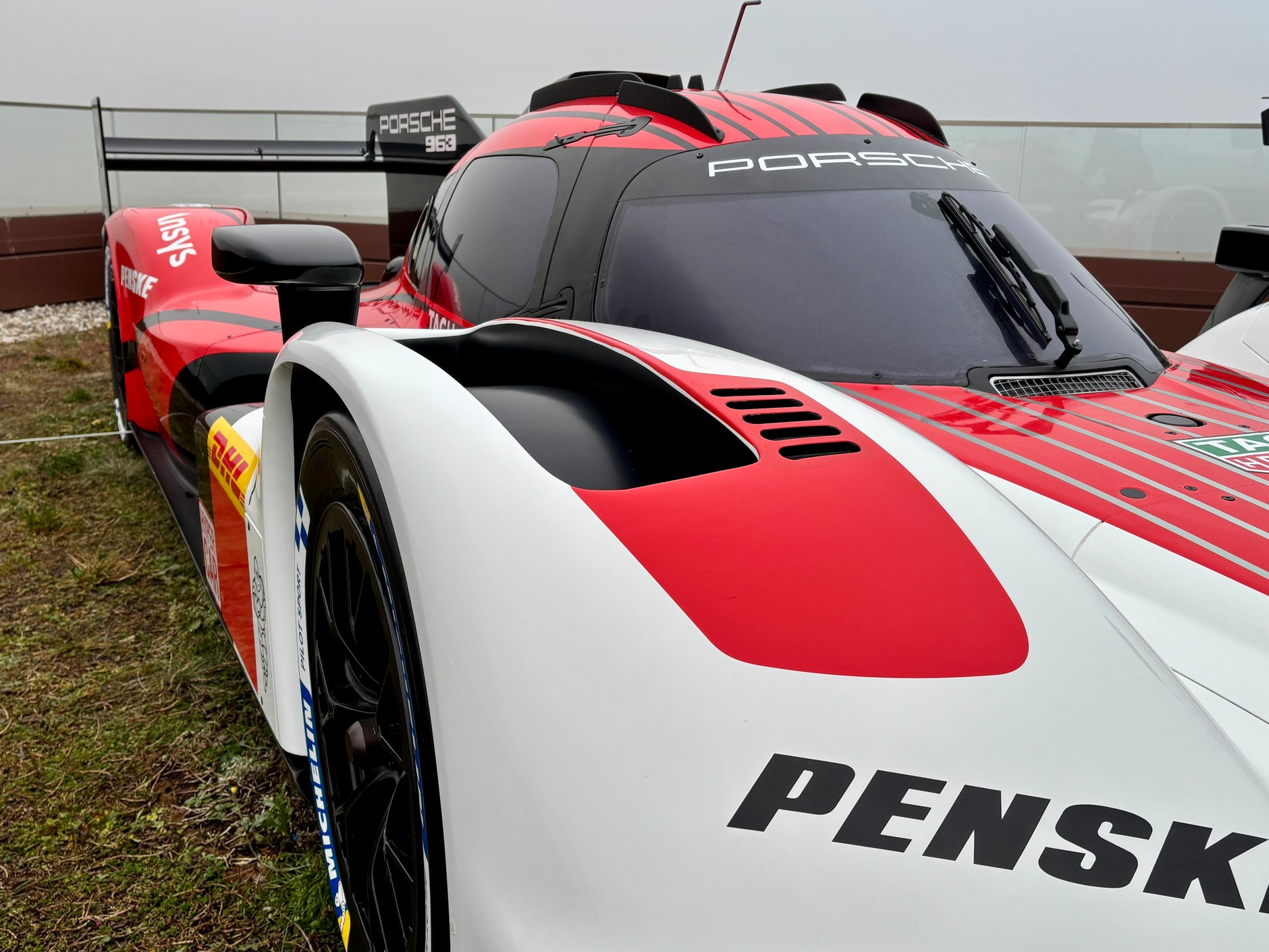Porsche 963 na dachu biurowca w Warszawie