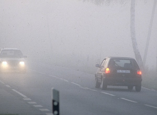 Na jakich światłach jeździmy we mgle?