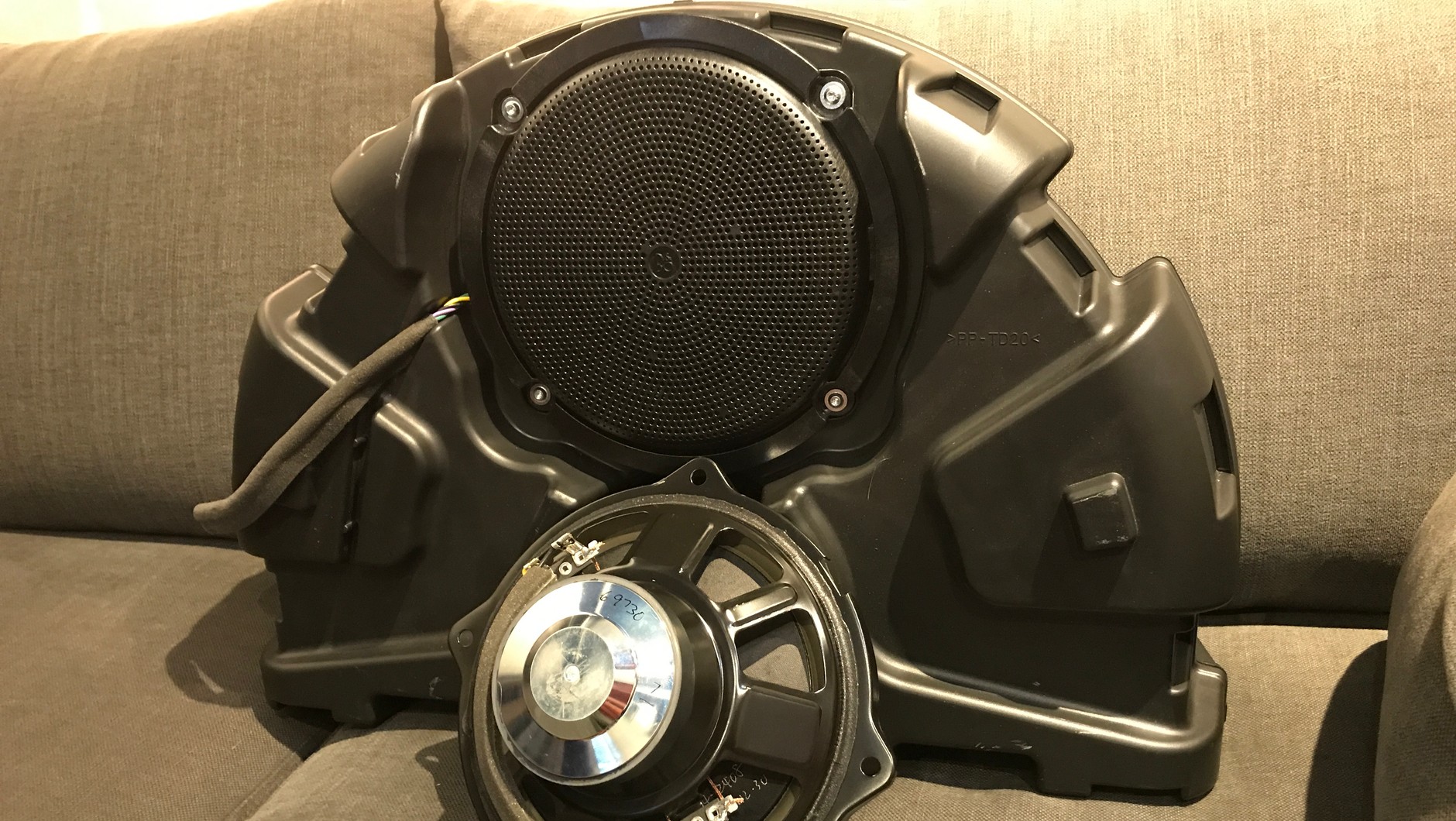 Rzadko kiedy można obejrzeć subwoofer z wyjętym głośnikiem. Dla Forda żaden problem. Dla większości konkurentów już niekoniecznie