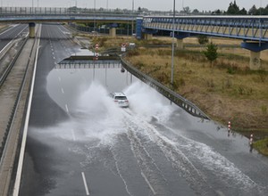 Ważna trasa w Warszawie wciąż nieprzejezdna. Widok zalanej drogi robi przygnębiające wrażenie