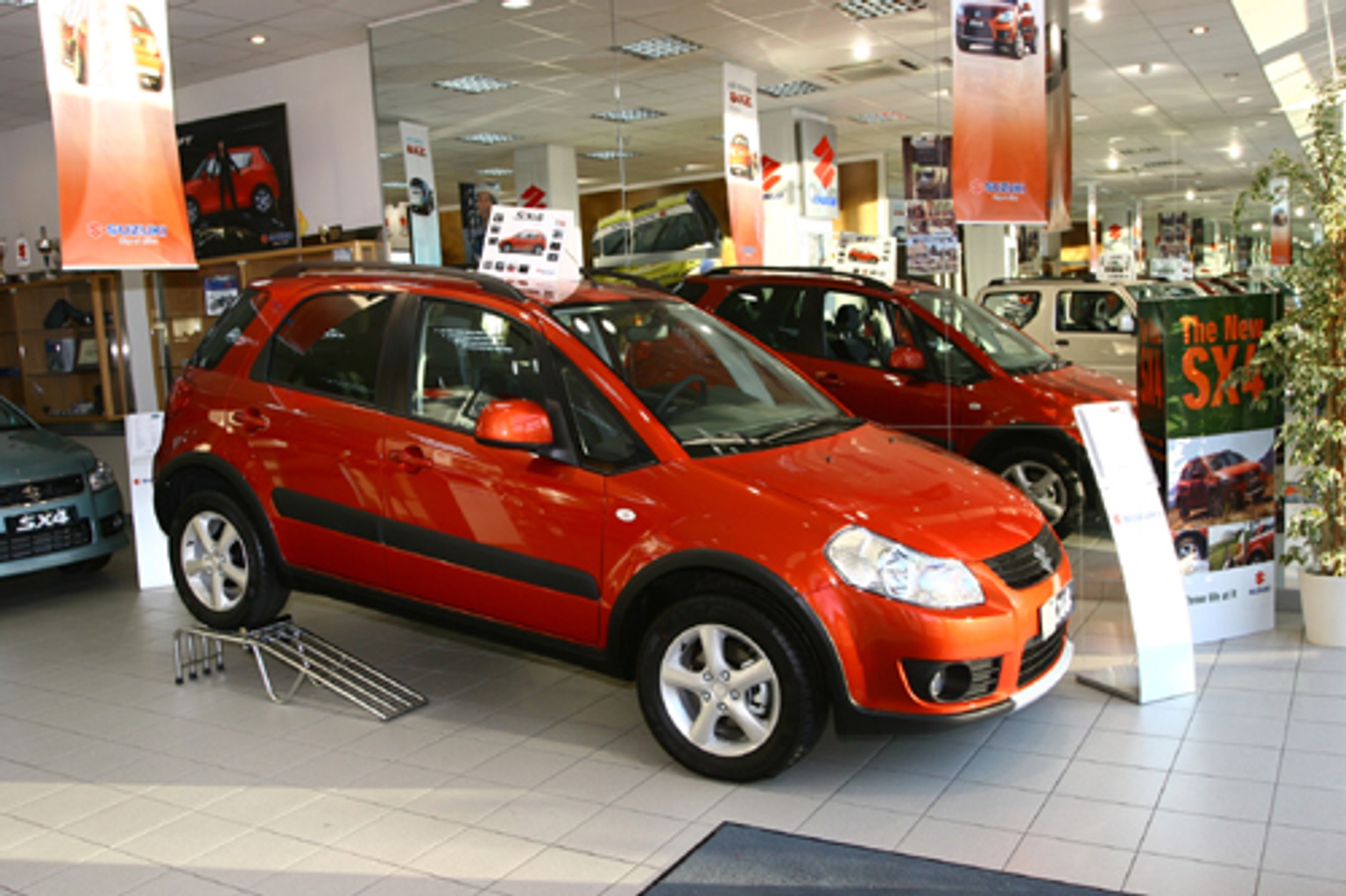 Suzuki SX4 czy Toyota Rav4 - Salon czy komis?