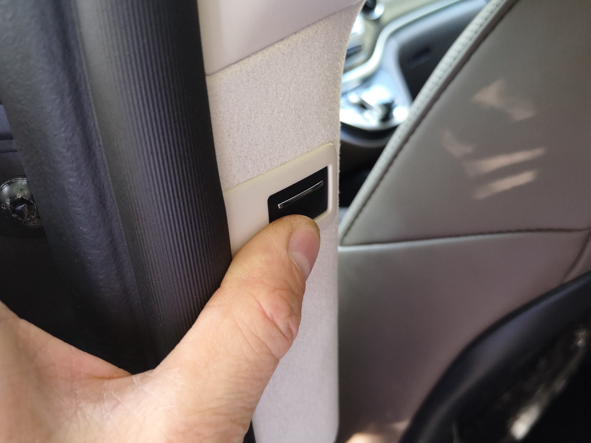 Mercedes V 300d 4Matic: elektrycznie przesuwane drzwi boczne to – podczas okrętowania VIP–ów rzecz niemal niezbędna