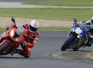 BMW S 1000RR vs Yamaha YZF-R1: Starcie tytanów