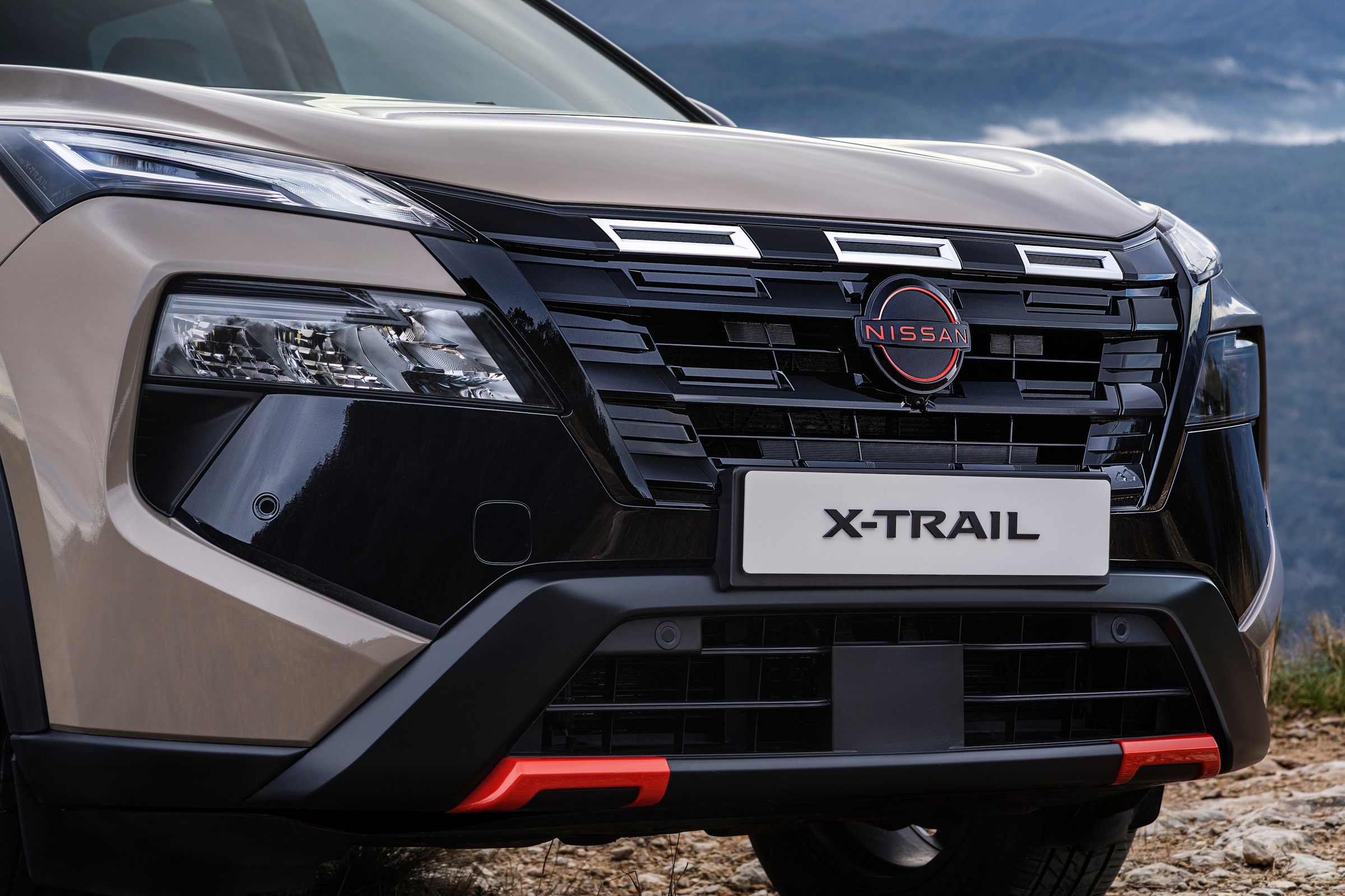 Taki jest Nissan X-Trail po liftingu. Hybrydowy SUV zyska odświeżony wygląd i Google'a