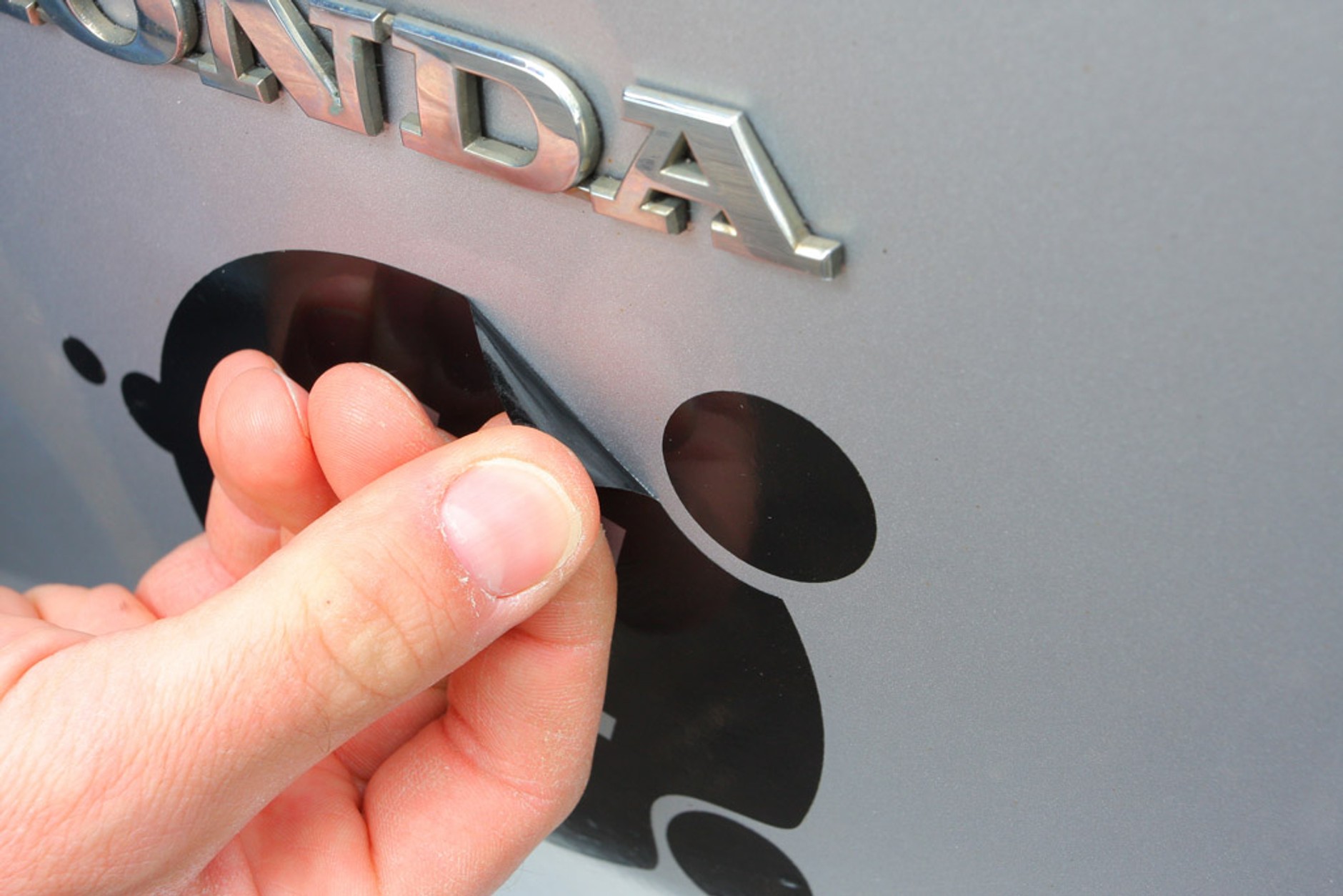 Jak szybko usunąć naklejki z auta?