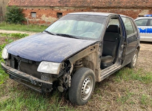 Uciekał gratem przed policją. Auto wyglądało jak wyciągnięte ze złomowiska