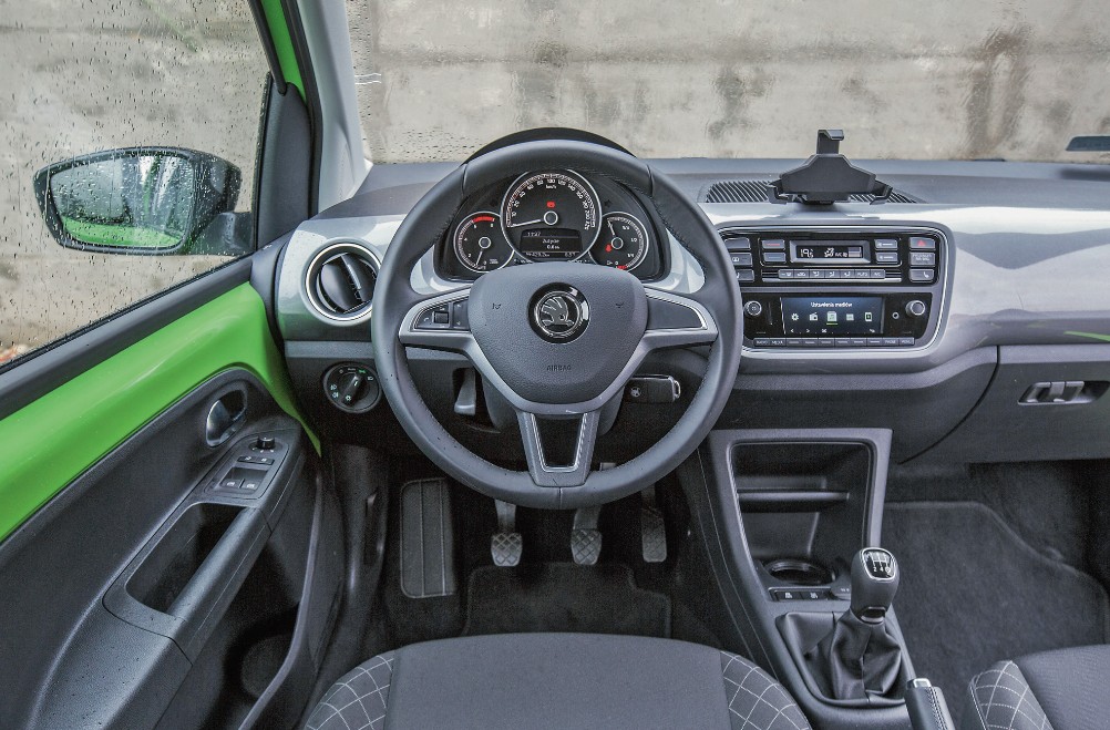 Prosto i funkcjonalnie. Na środku deski rozdzielczej widać  uchwyt na opcjonalny ekran systemu multimedialnego