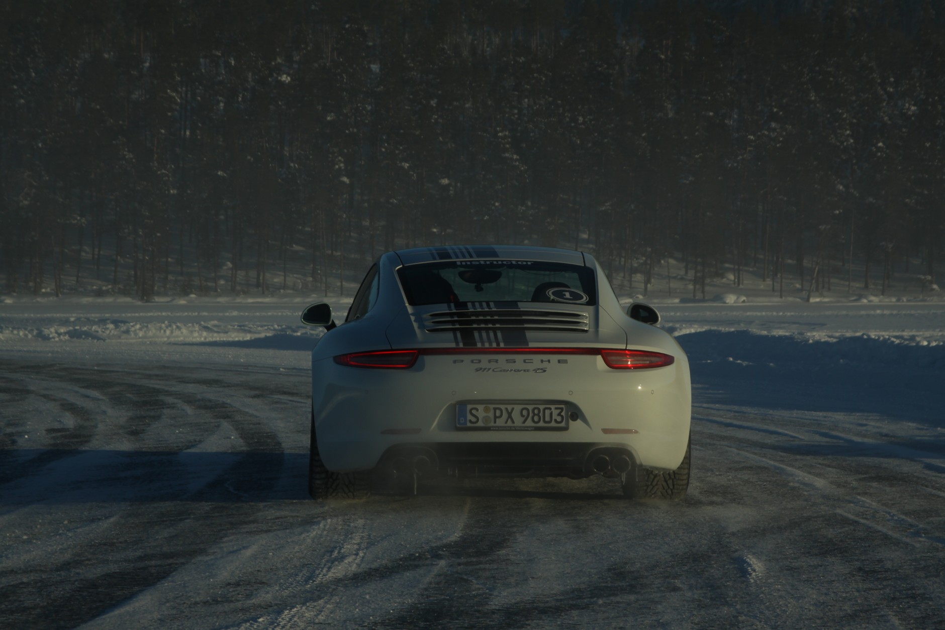 Porsche na zamarzniętym jeziorze