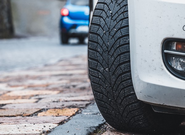 Czy można wymienić tylko jedną oponę? Polskie przepisy dają kierowcom wybór, ale niewielki