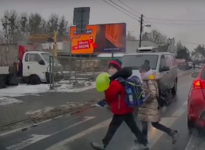 O włos od tragedii. Dzieci prawie potrącone na przejściu dla pieszych [Nagranie]