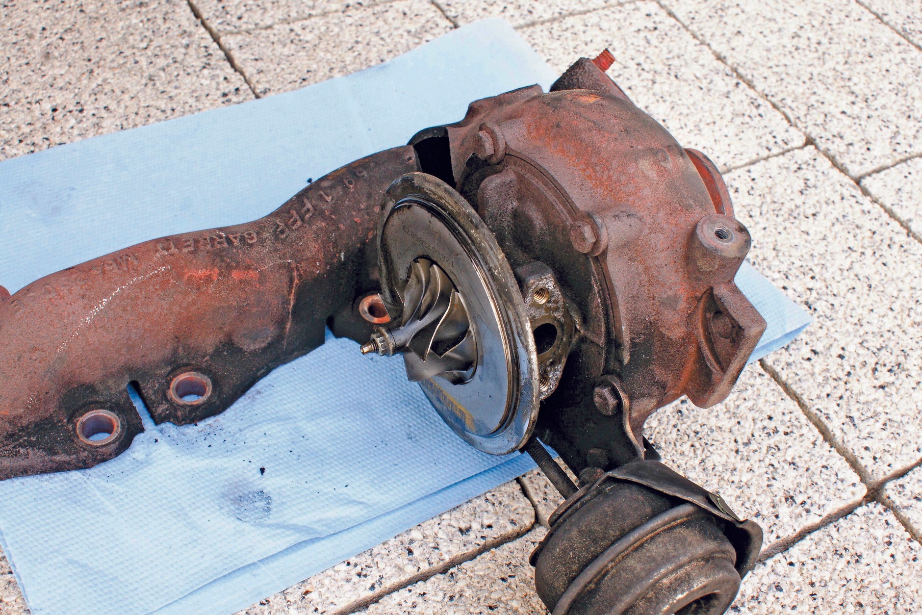 Turbosprężarka – szaroniebieski dym