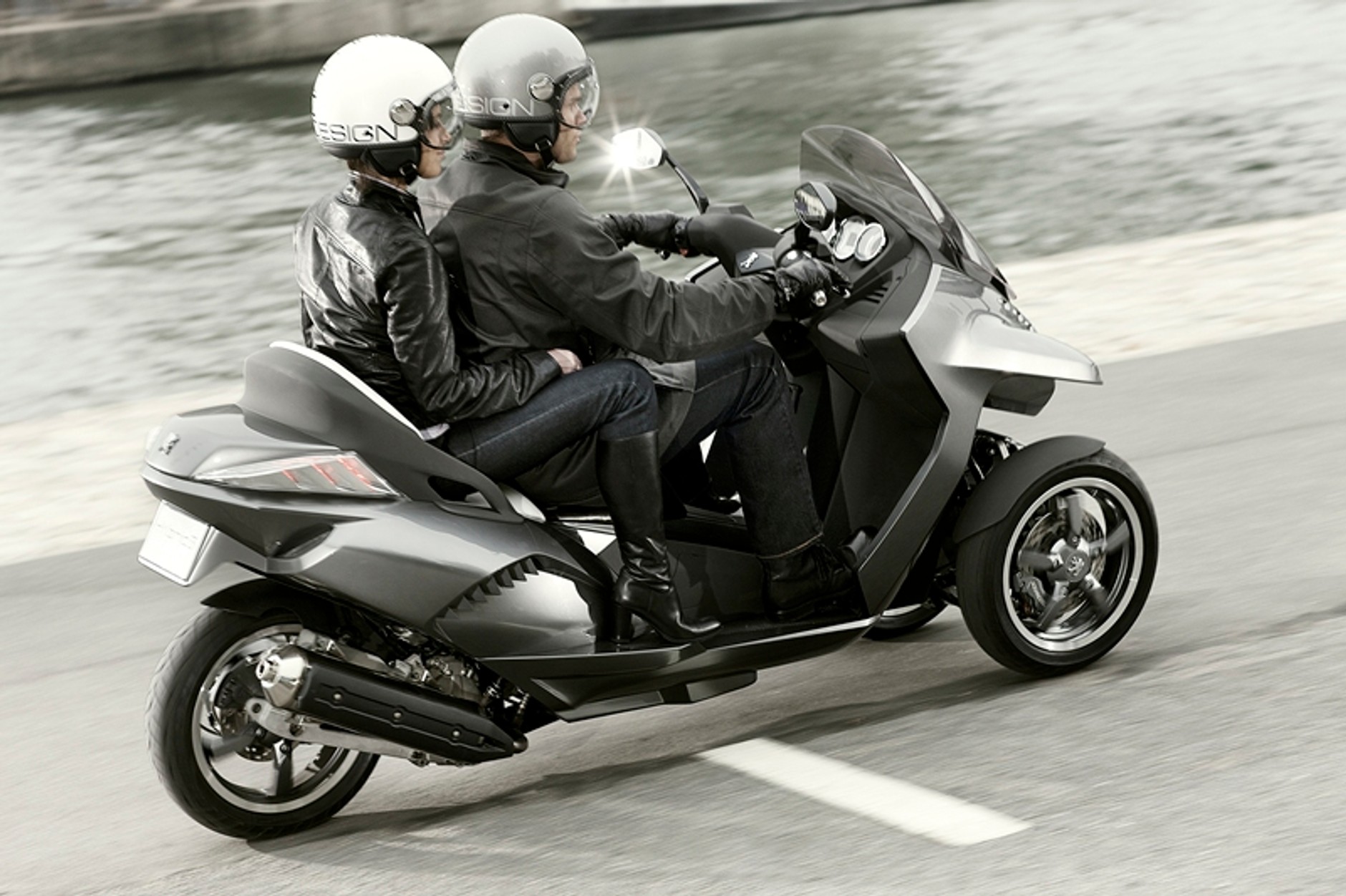 Peugeot HYbrid3 Evolution – samochodoskuter