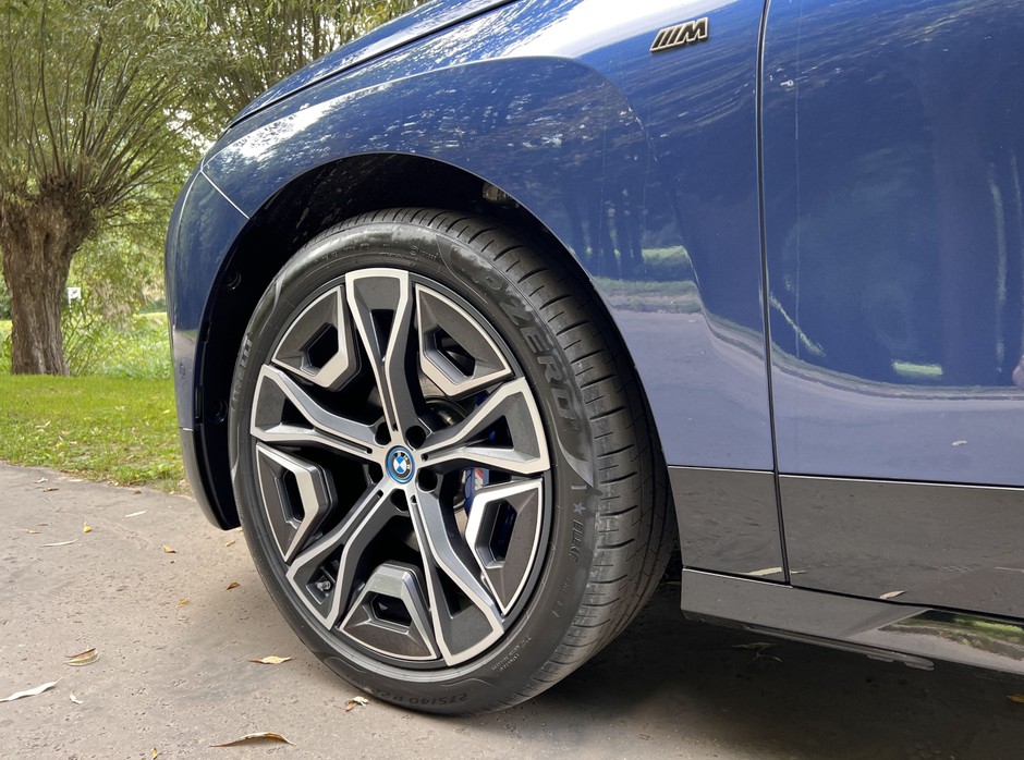 BMW iX M60