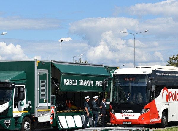 Premier sprawdza autokary: widać dobre chęci, ale i brak doświadczenia