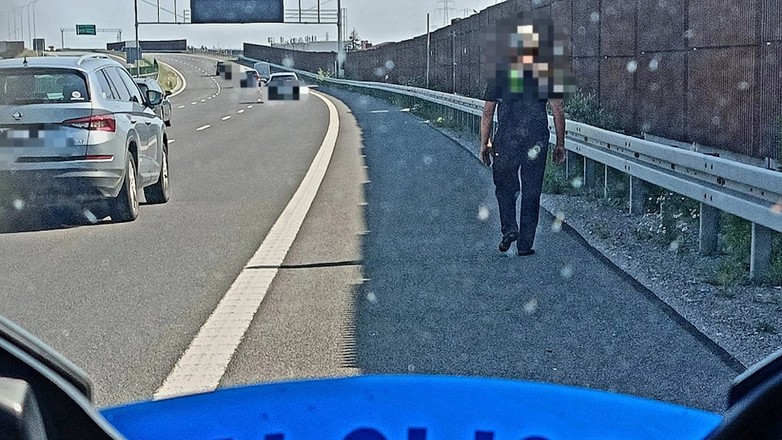 Bez butów i z zadrapaniami szedł drogą S7