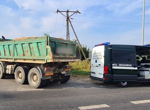 Fatalny stan wywrotki z piachem. Trzeba ją było odholować [Wideo]