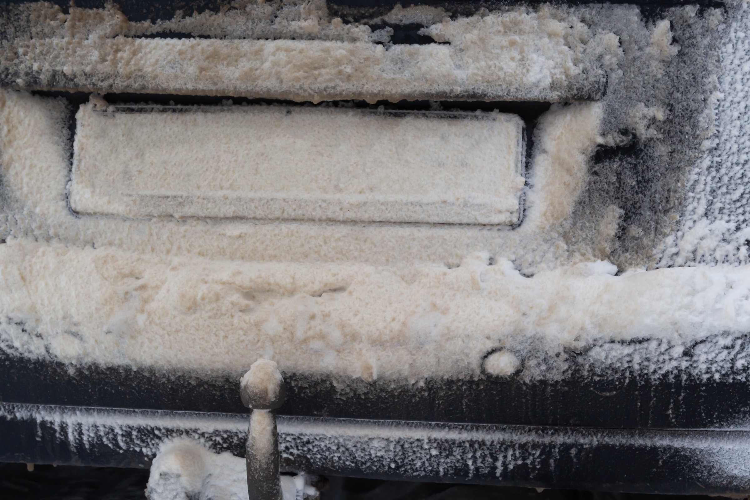 O czym kierowcy powinni pamiętać zimą? Niedopatrzenie może kosztować 500 złotych i 8 punktów