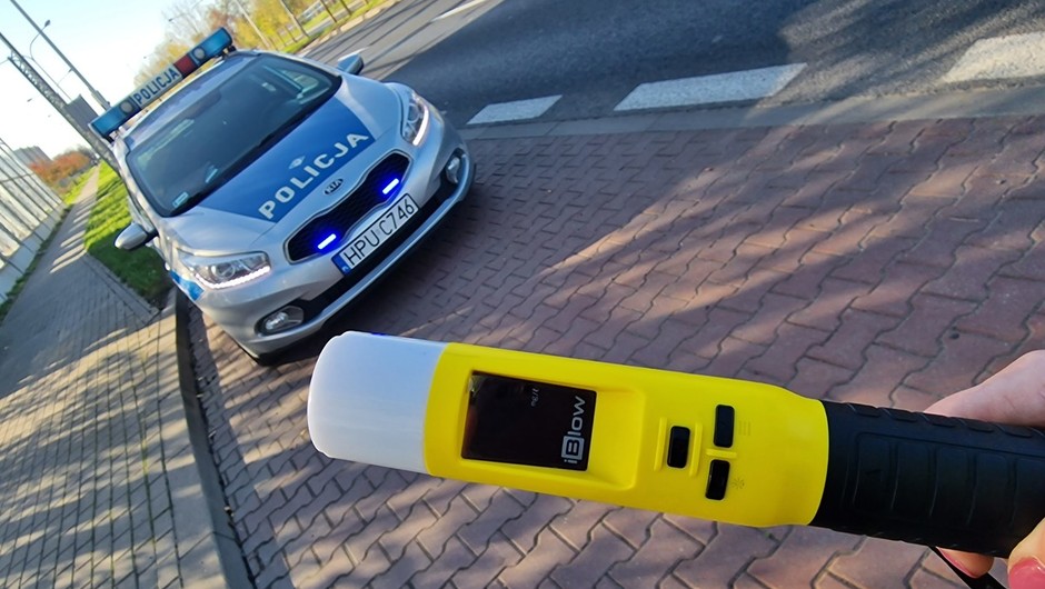 Obraz pochodzący z serwisu https://kalisz.policja.gov.pl/wl7/aktualnosci/253595,Pijany-kierowca-wjechal-w-ogrodzenie-posesji.html