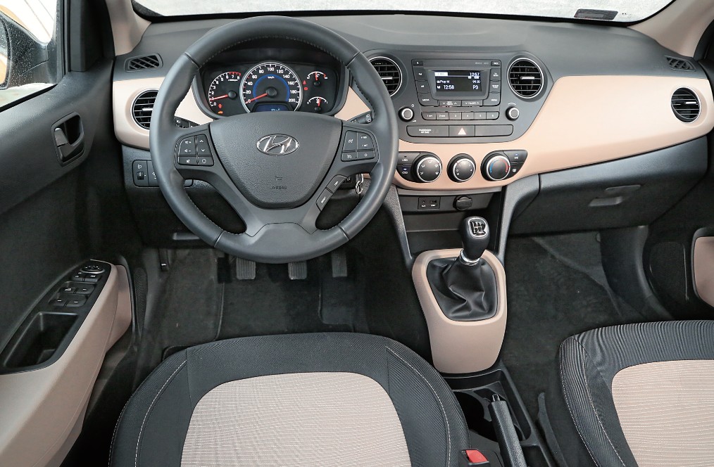 Całkiem przyjemna obsługa i niezła czytelność wskazań zegarów, ale czasem nie ma w i10 klimatyzacji