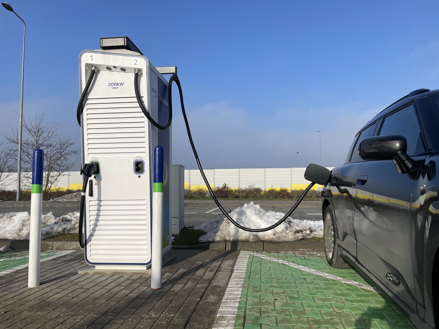 Ładowanie samochodu elektrycznego w zimie często trwa dłużej, niż latem, a zasięg elektryka jest niższy