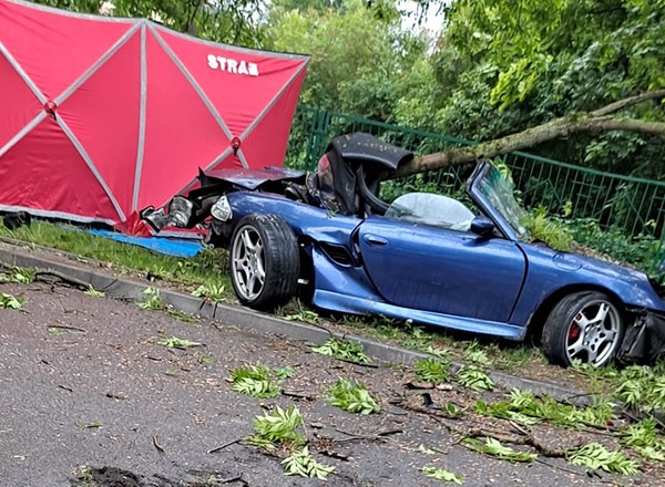 Uderzył Porsche w drzewo. Siła była tak duża, że z auta wypadł silnik