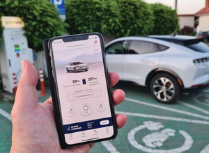 Podróże autem elektrycznym: jak zaplanować trasę, jak szukać ładowarek?