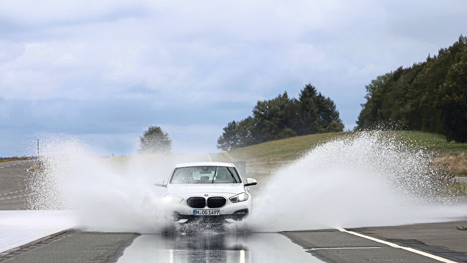 Test opon letnich 2025: odporność na aquaplaning to jedno z najważniejszych kryteriów oceny