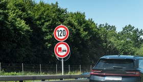 Nie pojedziesz szybciej, niż pozwalają znaki! Jeśli wszystko pójdzie po myśli Komisji Europejskiej, od 2030 r. samochody mają automatycznie hamować, jeśli kierowca będzie chciał jechać szybciej, niż pozwalają znaki. 