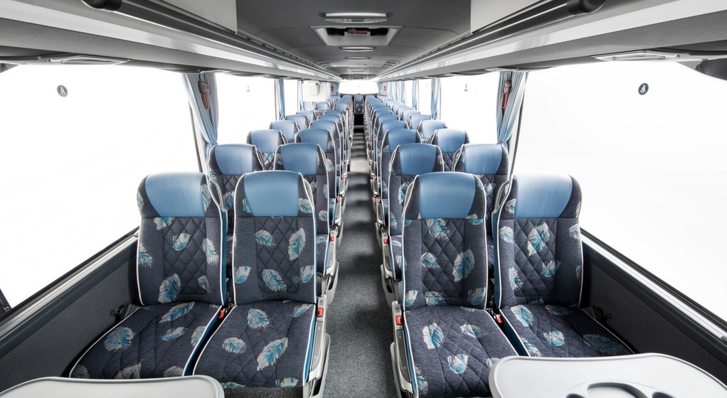 Mercedes Tourismo. Wnętrze wersji dla 57 osób