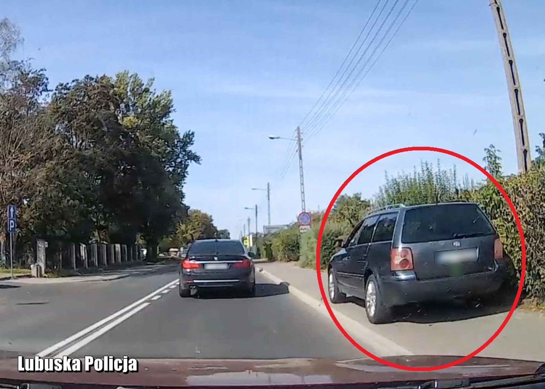 Wyprzedzanie po chodniku - szalona jazda kierowcy Volkswagena Passata