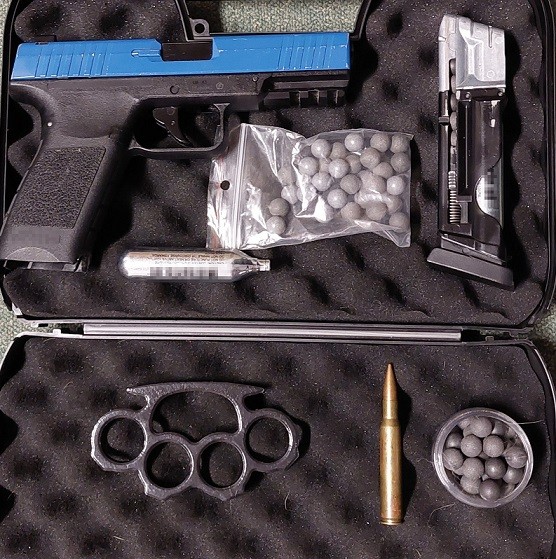 Policjanci zabezpieczyli broń pneumatyczną, jedną sztukę amunicji oraz woreczek z marihuaną