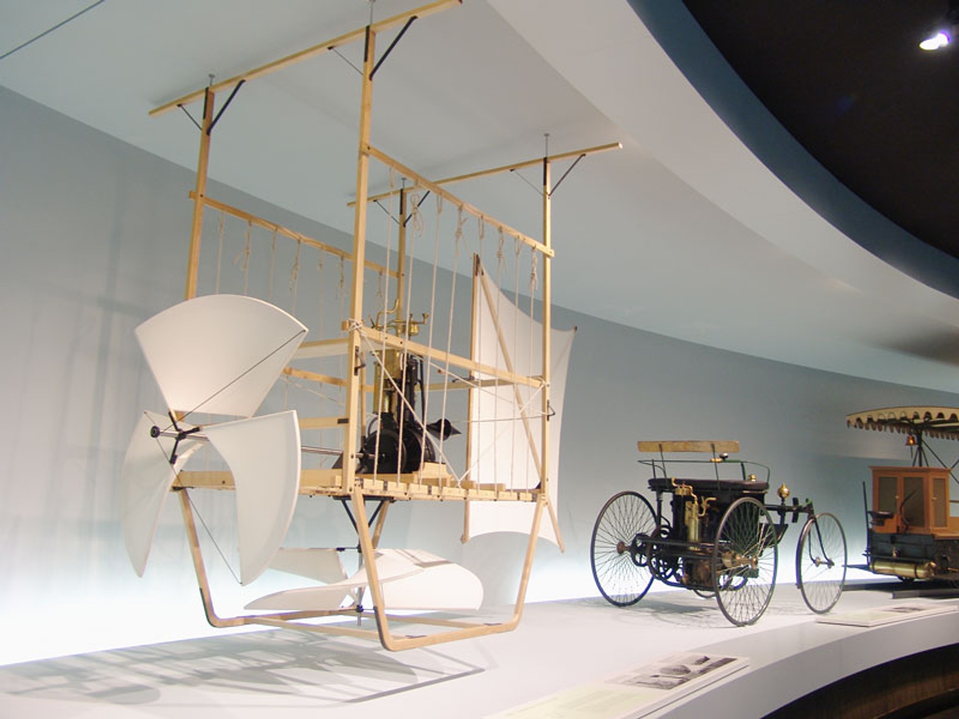 Mercedes-Benz Muzeum: 120 lat historii na 9 piętrach - 1. część (galeria)