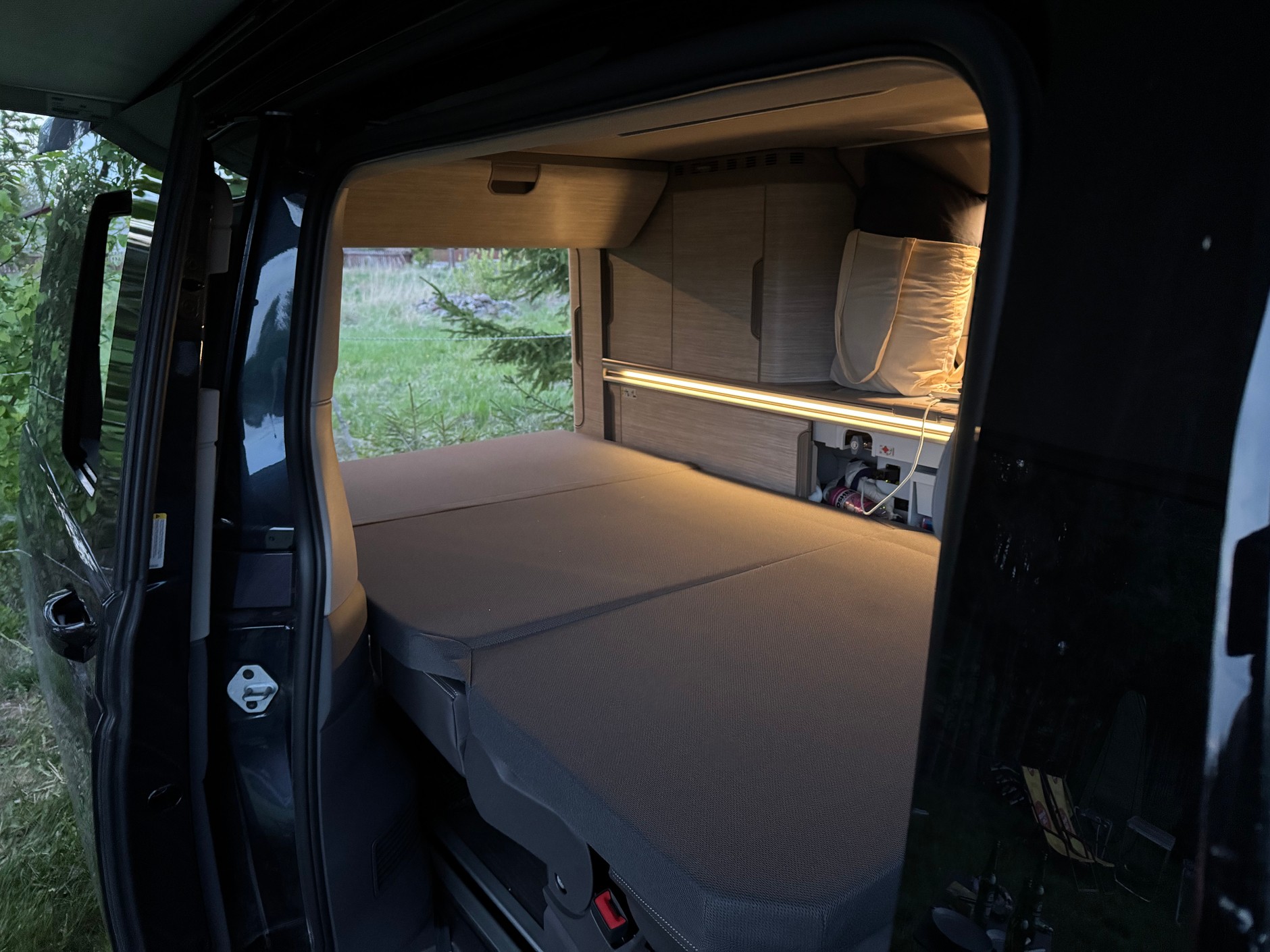 Spanie na kempingu często jest wygodne. Ale na takie wakacje lepiej mieć wygodne ubrania