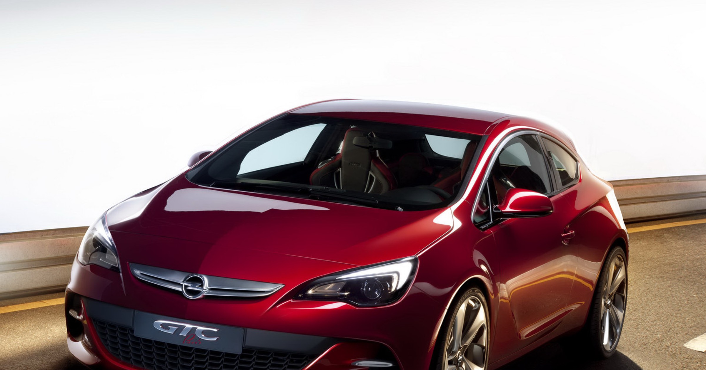 Opel Astra GTC gotowy do pojedynku z VW Scirocco