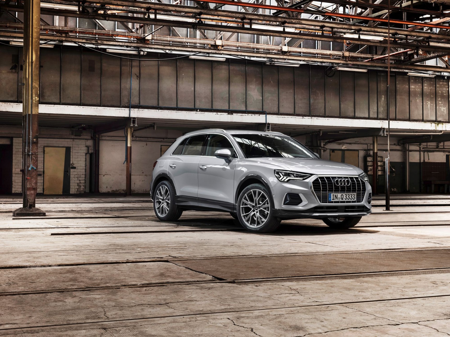 Poszczególne wersje Audi Q3 poznamy m.in. dzięki stylizacji zderzaka przedniego i tylnego. Więcej kontrastowych dodatków będzie w usportowionych wersjach