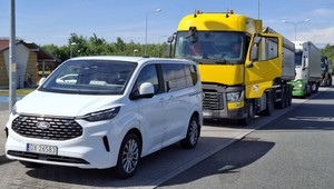 Po S8 jeździ nieoznakowany biały bus. Kontroluje konkretny zakaz