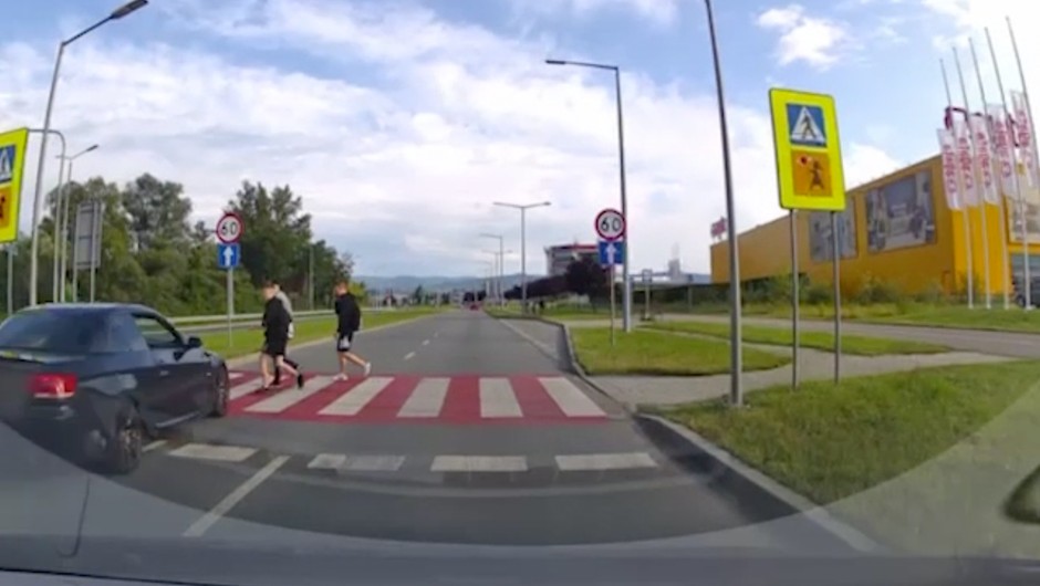 Słowacki kierowca potrącił trzech nastolatków w Nowym Sączu. Kadr z nagrania udostępnionego przez policję