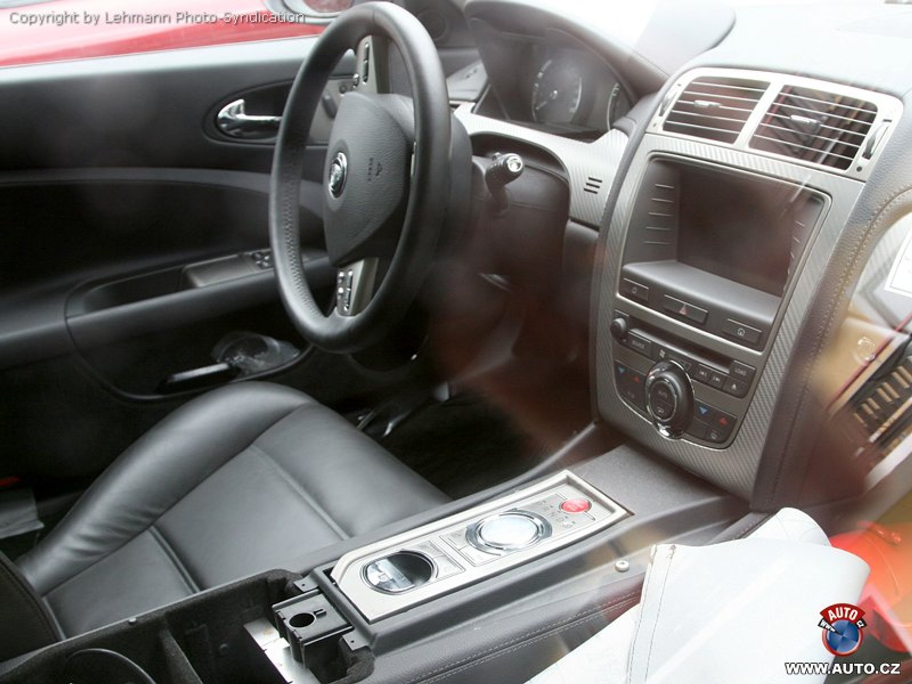 Zdjęcia szpiegowskie: nowa skrzynia biegów i facelifting dla Jaguara XK/XKR