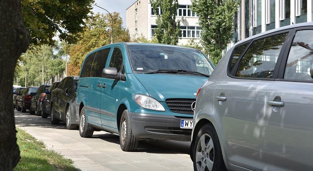 Parkowanie na chodniku nie dla każdego
