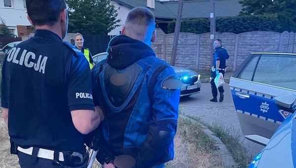 Policjanci uzbrojeni w smartfon biegli za motocyklistą. W końcu go dopadli