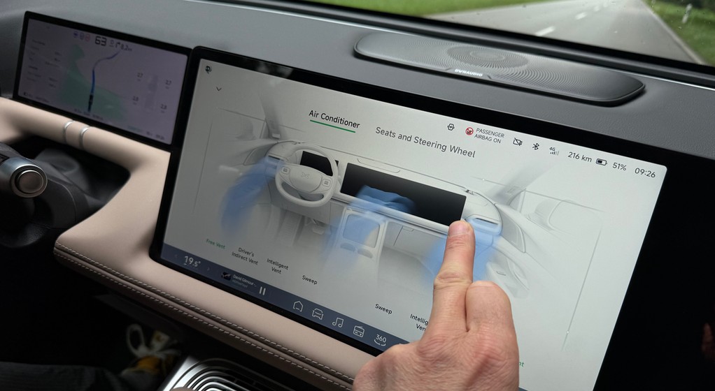 Oto najwyższa forma utrudniania kierowcom życia za pomocą ekranu dotykowego: w Xpengu G9 (identyczne rozwiązanie znajdziemy m.in. w Leapmotorze C10) pozycja nawiewów sterujemy, przesuwając palcem po ekranie, po wcześniejszym otwarciu odpowiedniej aplikacji.
