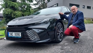 Jeździłem nową Toyotą Camry. Byłaby idealna, gdyby nie nawigacja. Pierwsza jazda