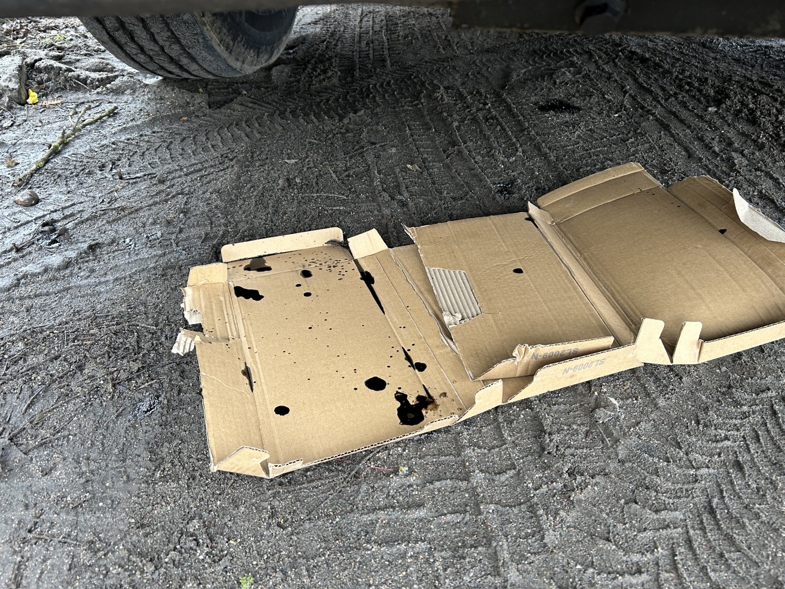 Z ciężarówki lał się olej