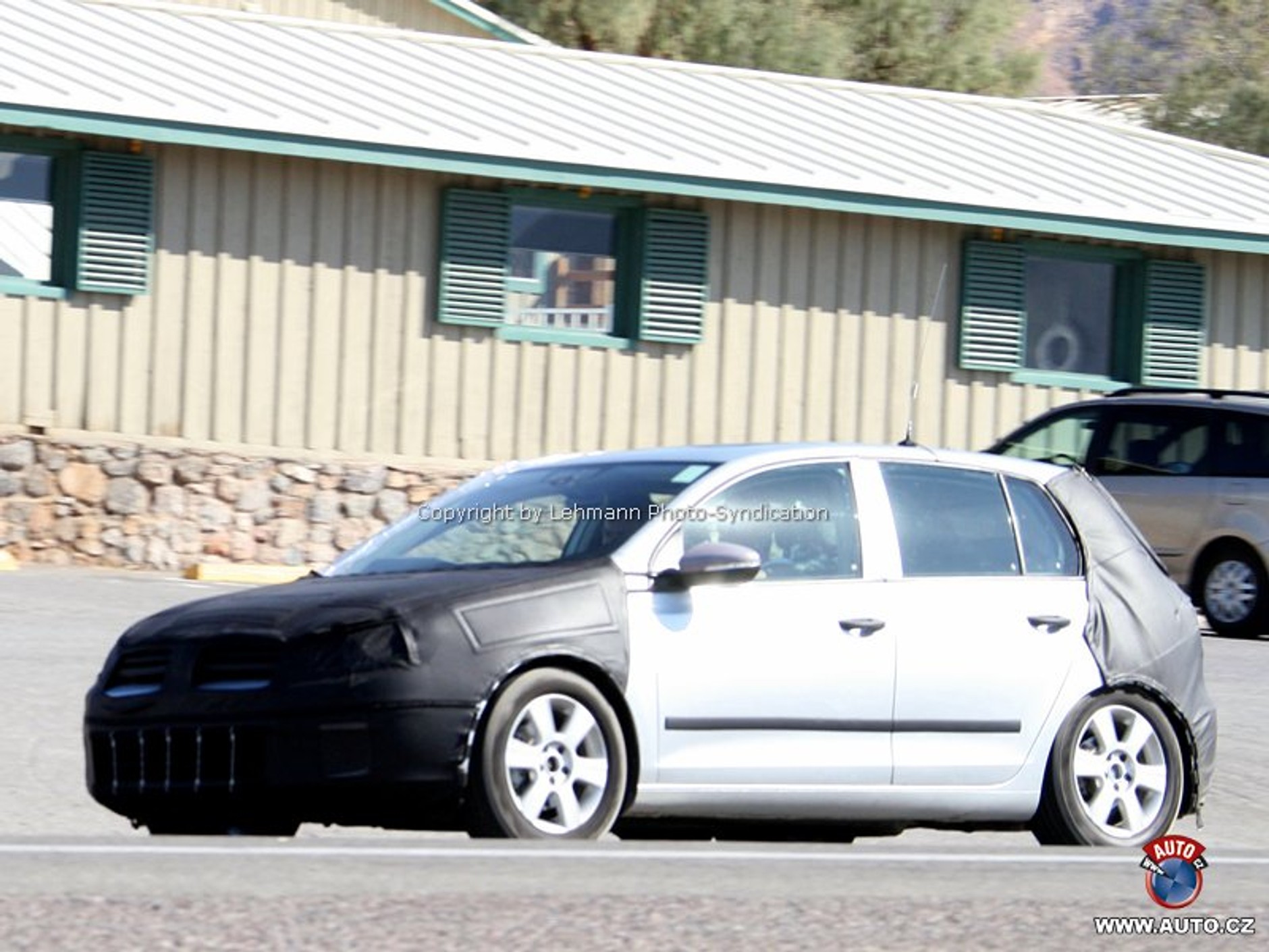 Zdjęcia szpiegowskie: Volkswagen Golf przechodzi intensywne testy