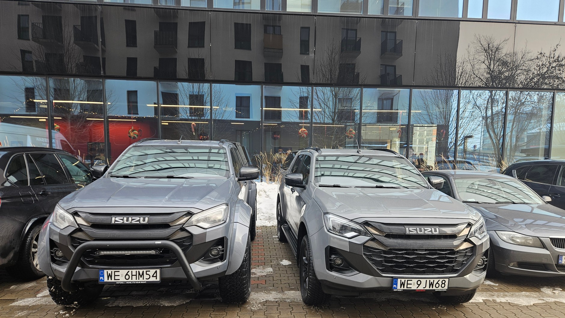 IsuIsuzu D-Max z pakietem Arctic Trucks kontra wersja standardowa